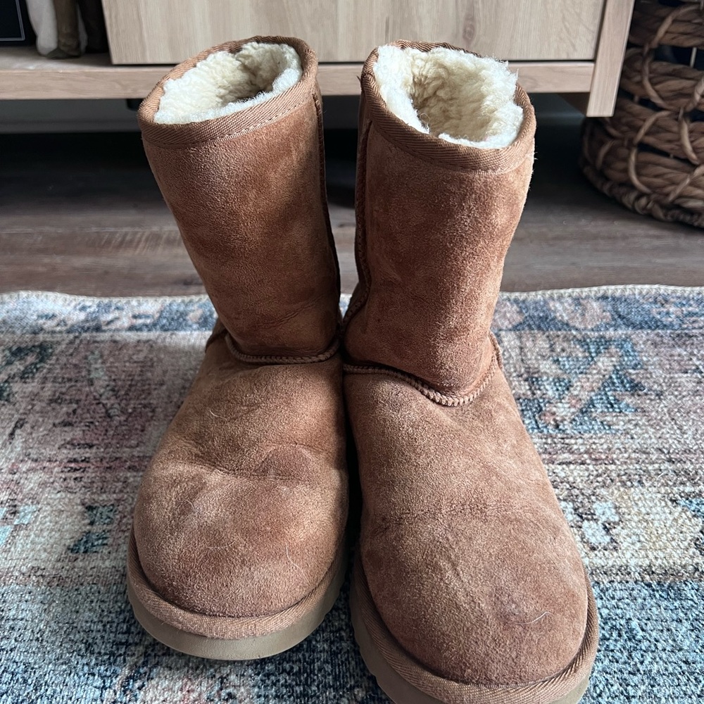 UGGS - Picture 3 of 4